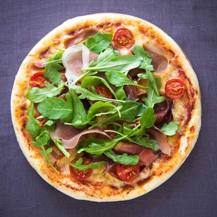 Pizza maison servie à la pizzeria Albi.